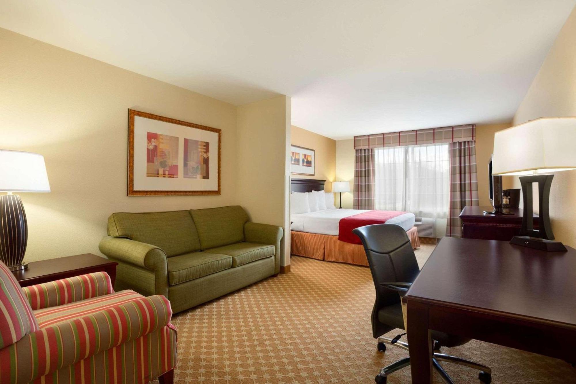 Hotel Country & By Radisson, At Meadowlands, Pa